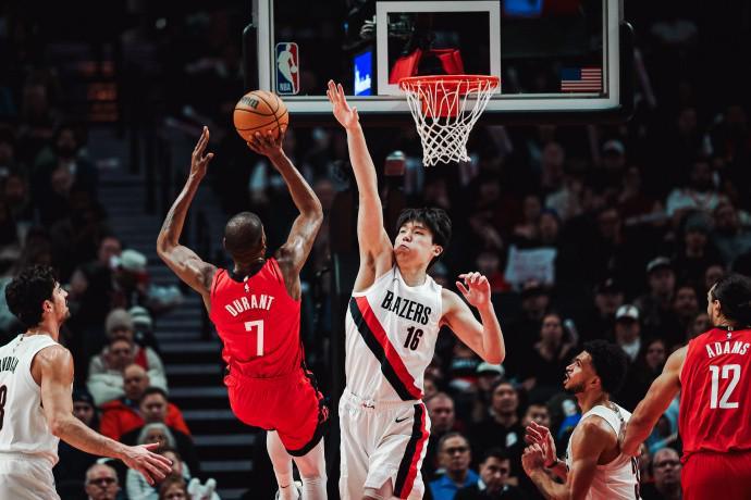 开云-没你这三分赢不了，杨瀚森4中1得3分3板2助5犯，正负值+2