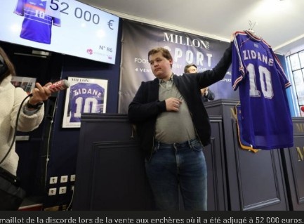 开云体育入口-卖了5.2万欧！队报：一件齐达内的98世界杯决赛球衣被质疑真假