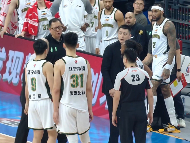 开云体育APP下载-杨鸣凌晨两点发视频怒怼裁判：沉默只能换来得寸进尺 或被CBA追罚