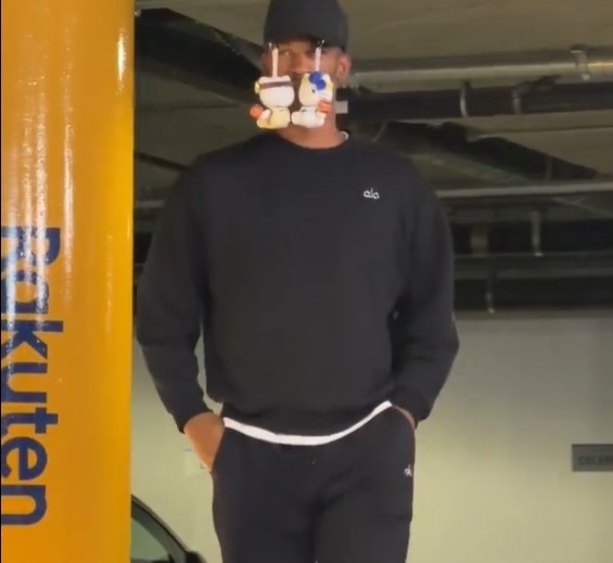 kaiyun-巴特勒个性装扮引热议 帽饰玩偶彰显独特时尚态度