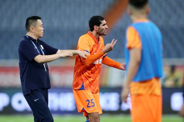 开云体育APP下载-又是费莱尼+主裁王哲 首轮吹泰山因漏点被停哨3场