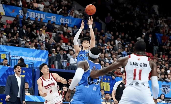 kaiyun-曾凡博腰伤麻烦了！归期待定，顺便恢复手指伤势，许利民压力山大|周鹏|赵睿|周琦|复出|受伤_新浪体育_新浪新闻