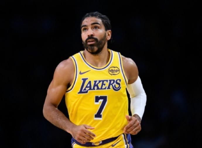 开云体育APP下载-湖人老鹰2换1交易：文森特+次轮签换神射手肯纳德 将辅佐东詹