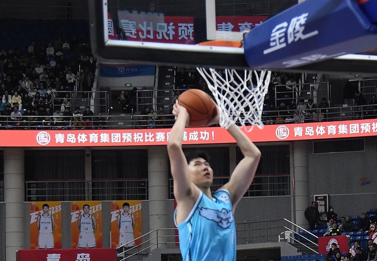 开云官网-7分险胜！青岛男篮力克广州 首发齐上双+米奇两双 郭艾伦空砍25分